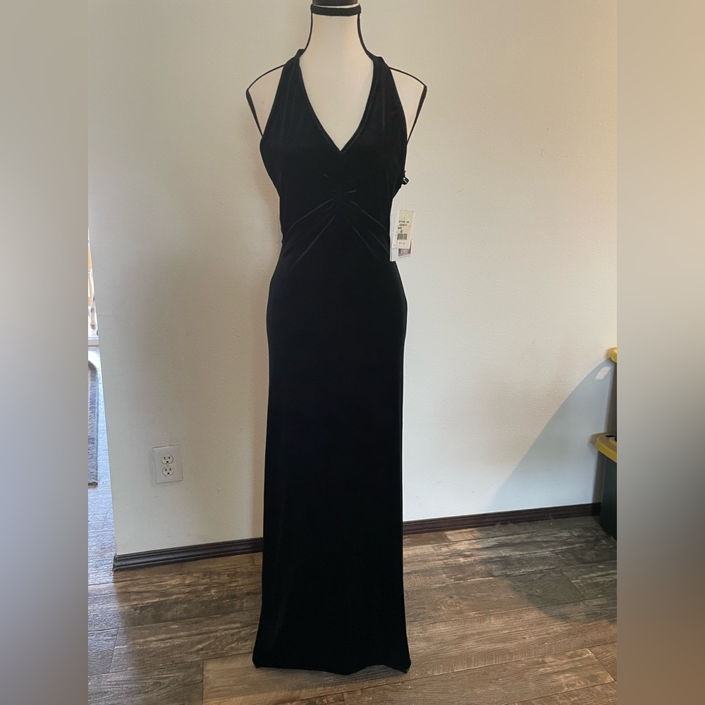 NWT Black Velvet Evening Dress by Jessica McClintock
Size 6